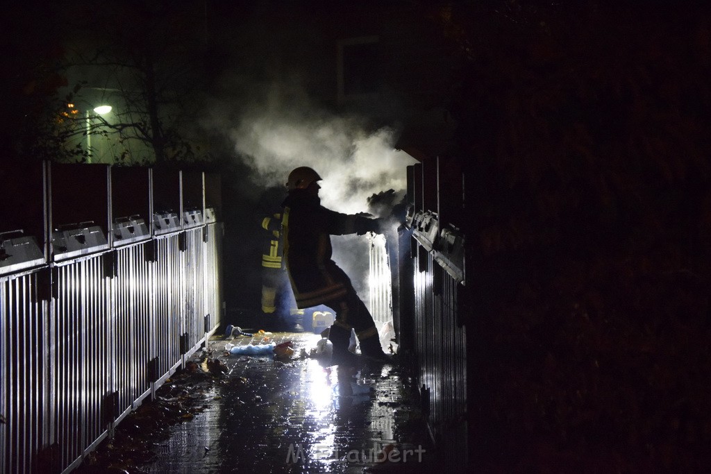 Mehrere Muell Sperrmuellbraende Köln Vingst Ansbacherstr P82.JPG - Miklos Laubert